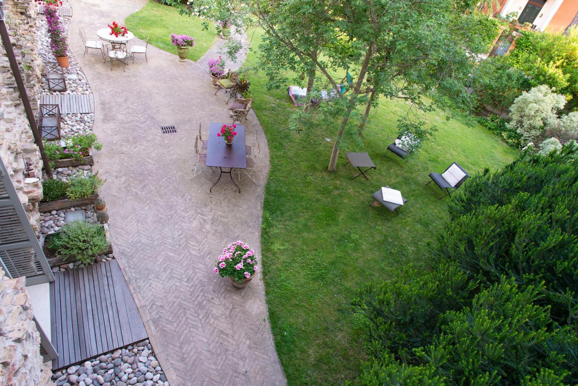 Au Petit Jardin Homestay